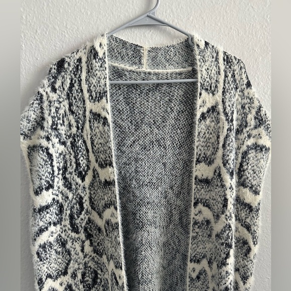 NWT Madison 88 fuzzy snake print sleeveless cardigan one size - Picture 2 of 5